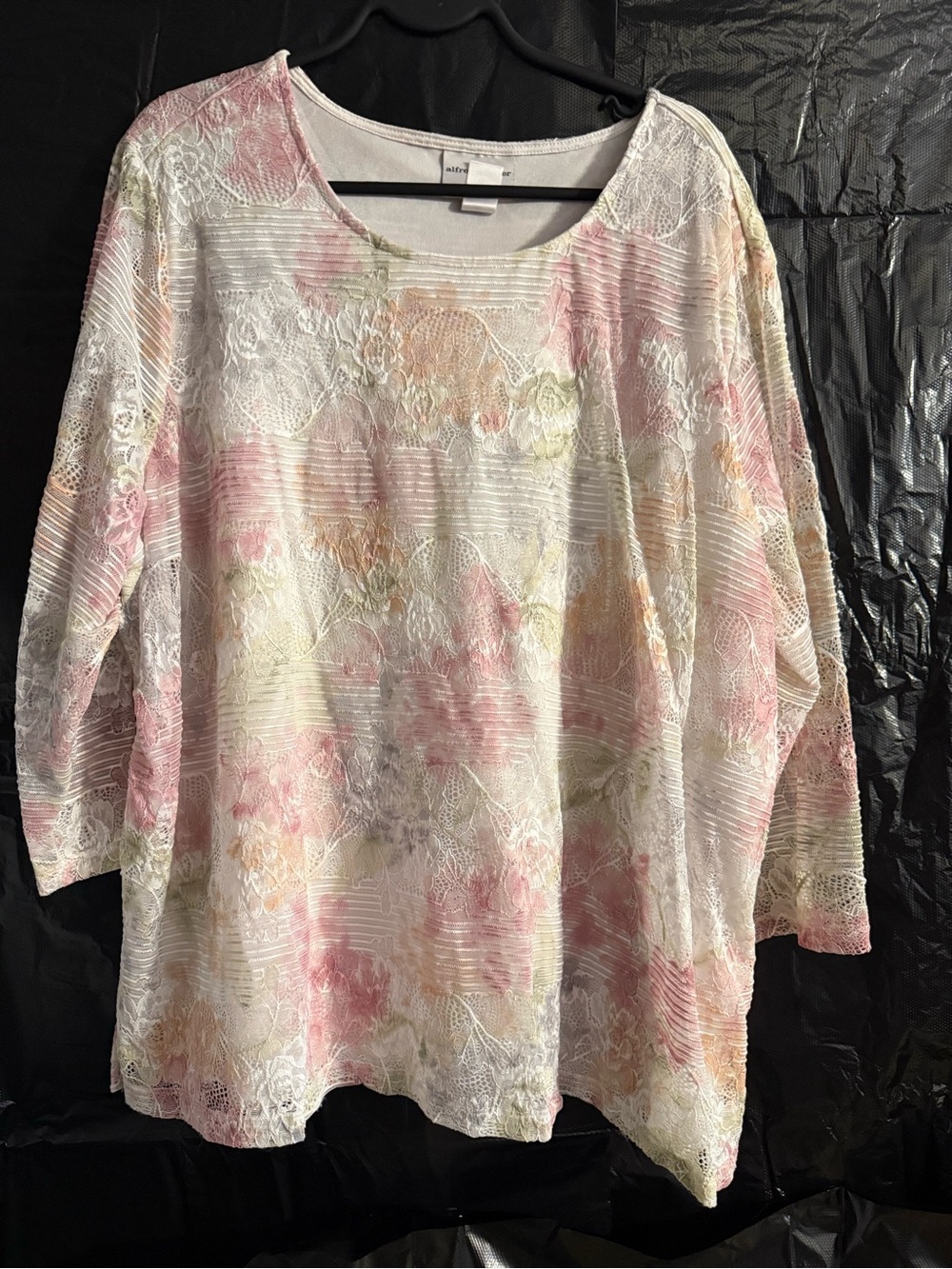 Alfred Dunner White Floral Lace Scoop-Neck Tunic with Pink and Cream Accents
